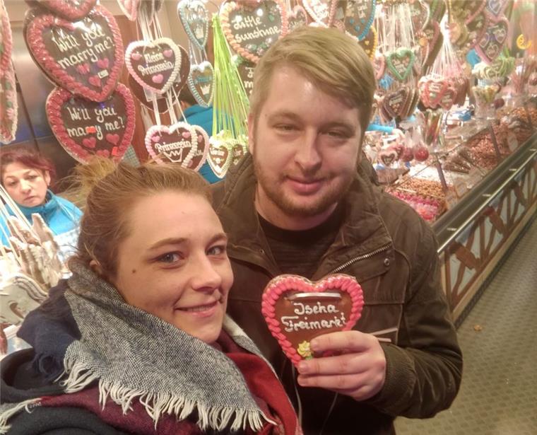 Auf Erkundungstour über den Bremer Freimarkt: Lisa Klein und Peter Gassner.