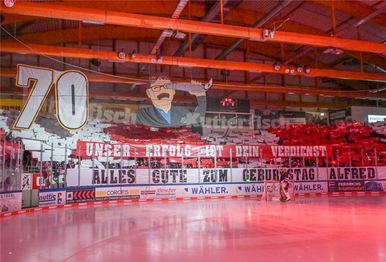 Auf Facebook richtet sich der Manager der Fischtown Pinguins an seine Fans. Die haben ihm zu seinem Geburtstag eine besondere Freude gemacht. 