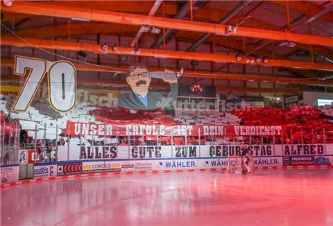 Auf Facebook richtet sich der Manager der Fischtown Pinguins an seine Fans. Die haben ihm zu seinem Geburtstag eine besondere Freude gemacht. 