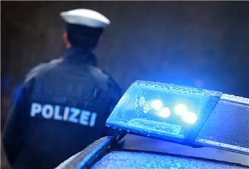 Auf frischer Tat erwischte die Polizei zwei Teenager, nachdem diese Fenster des Rathauses eingeschlagen und geöffnet hatten.