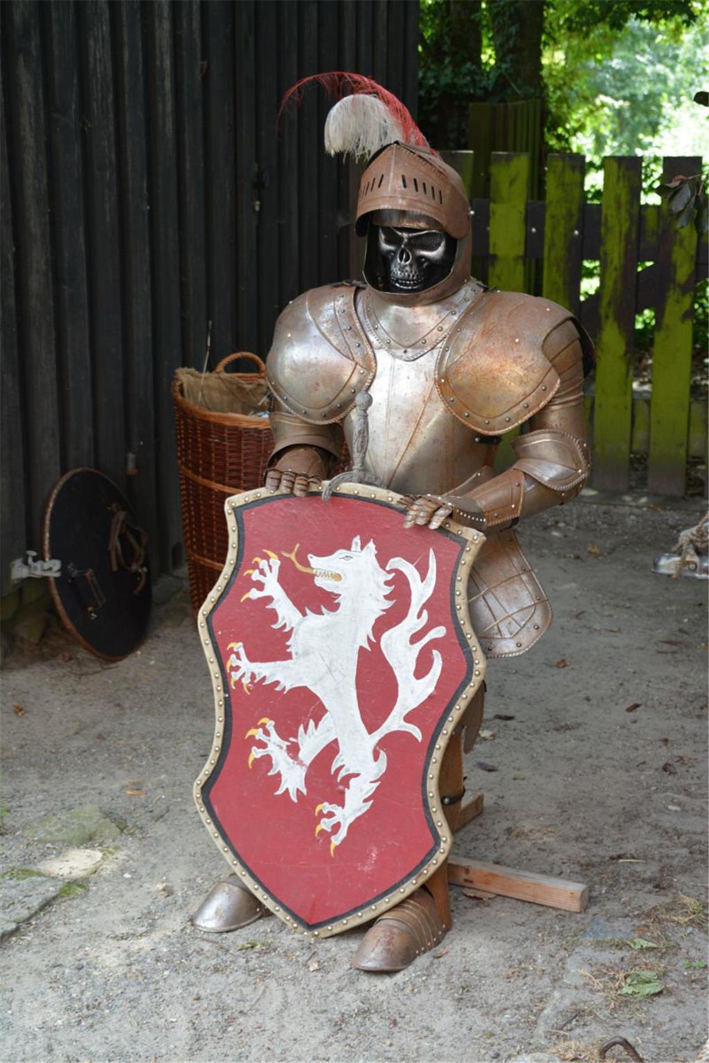 Auf gar finstere Gestalten trifft man beim Rundgang um die Burg Bederkesa. Foto:...