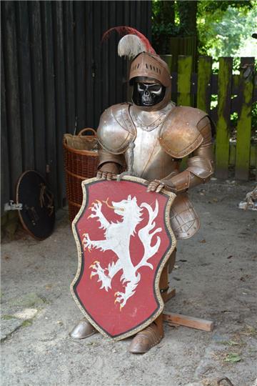 Auf gar finstere Gestalten trifft man beim Rundgang um die Burg Bederkesa. Foto:...