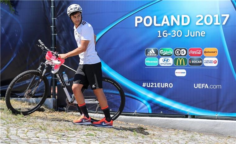 Fußball: Deutsche U21 bei EM vor Sprung ins Halbfinale Auf geht's: Der deutsche Spieler Nadiem Amiri nimmt sein Fahrrad, um wieder ins Mannschaftshotel zurückzufahren.
