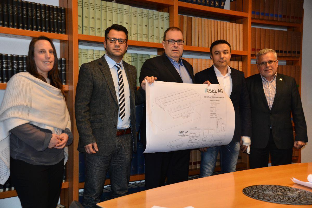 Neue Ansiedlung im Debstedter Gewerbegebiet Auf gute ZusamAuf gute Zusammenarbeit freuen sich Katja Beier (Wirtschaftsförderung Geestland, von links), Matthias Cercel (Vorstand Asel AG), Stadtbürgermeister Thorsten Krüger, Dursun Kabatas (Asel AG) sowie Erster Stadtrat Jürgen Zehm, hier mit einer ersten Skizze des geplanten Baus. menarbeit freuen sich Katja Beier (Wirtschaftsförderung Geestland, von links), Matthias Cercel (Vorstand Asel AG), Stadtbürgermeister Thorsten Krüger, Dursun Kabatas (Asel AG) sowie Erster Stadrat Jürgen Zehm, hier mit einer ersten Skizze des geplanten Baus.