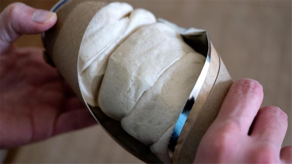 Letzte Bäckerei: Helgoland fällt wichtige Entscheidung ums Frühstücksbrötchen Das Bild zeigt Aufbackbrötchen in einer Rolle. Auf Helgoland hat die letzte Bäckerei geschlossen. Jetzt gibt es eine Entscheidung der Gemeinde.