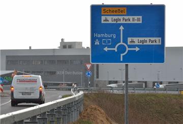 Auf Hinweisschildern an der Autobahnauffahrt Elsdorf ist die Erweiterung des Login-Parks schon Realität.