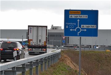 Auf Hinweisschildern an der Autobahnauffahrt Elsdorf ist die Erweiterung des Login-Parks schon Realität.
