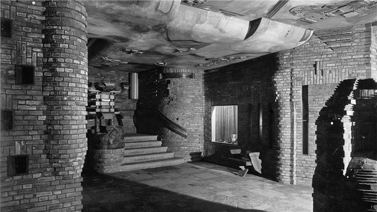 Auf historischen Aufnahmen wird der Höhlen-Charakter des Eingangs noch deutlicher. Den Weg die Treppe hinauf ins Paula Modersohn-Becker Museum verstand der Erbauer Bernhard Hoetger als einen Weg von der Dunkelheit ins Licht.