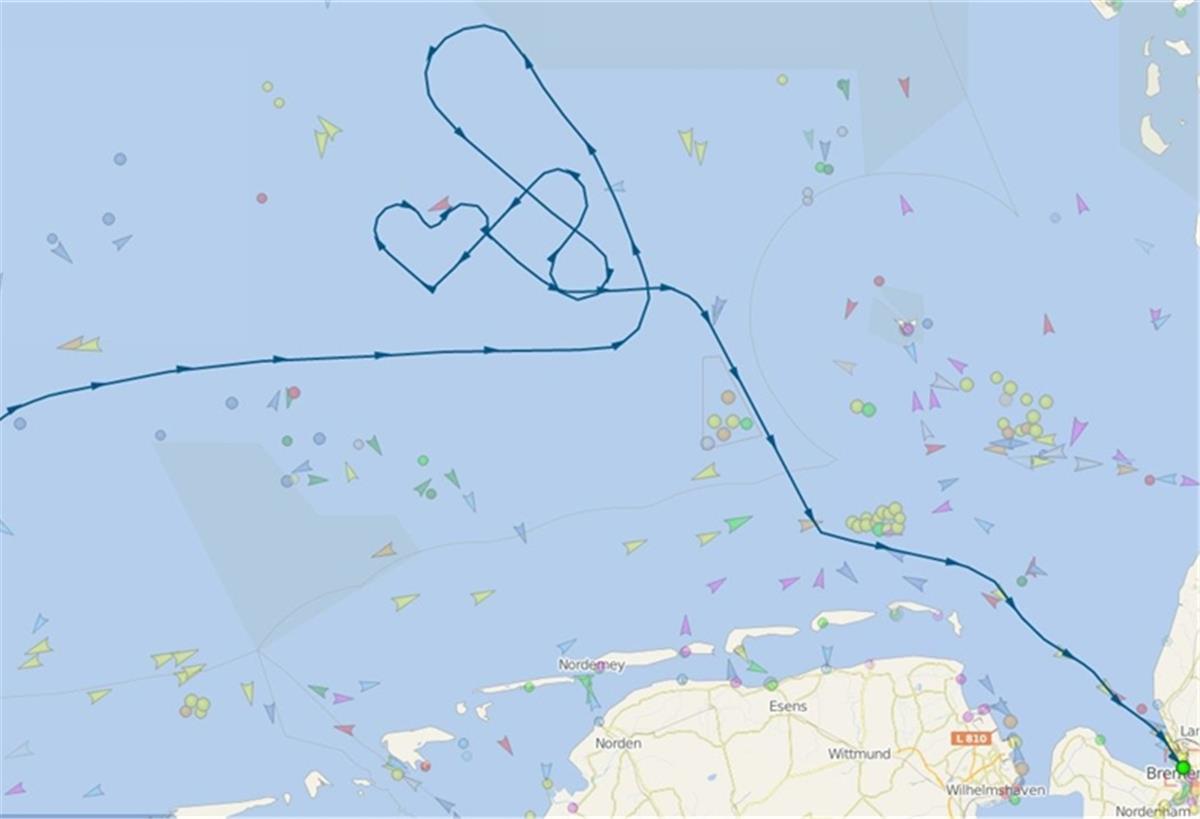 Auf ihrem Rückweg nach Bremerhaven hat die „Iona“ ein Herz in der Deutschen Bucht hinterlassen. Die Linie zeigt den gefahrenen Kurs des Schiffes.