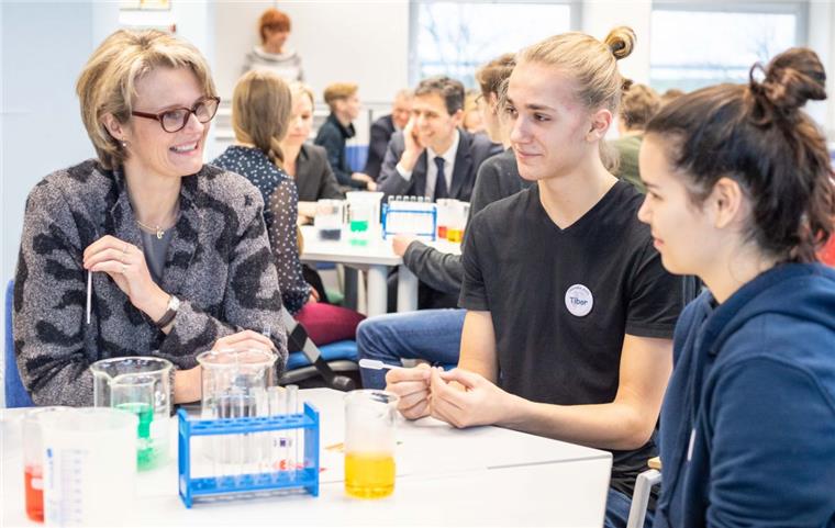 Auf ihrer Länderreise schaut 
Bundesforschungsministerin Anja Karliczek (CDU) auch in Bremerhaven vorbei. Dort besuchte sie Schüler im Alfred-Wegener-Institut. Foto: Hartmann