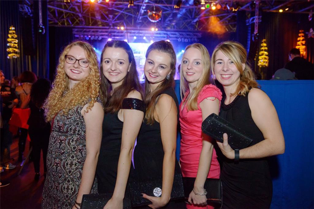 Auf in die Partynacht: (von links) Angelina, Isabella, Natalia, Sabrina und Mand...