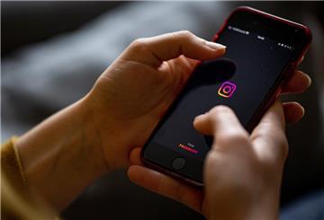 Auf dem Bildschirm einen Smartphones ist die App Instagram zu sehen. 