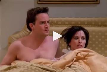 Auf Instagram zeigt Courtney Cox diese Szene.