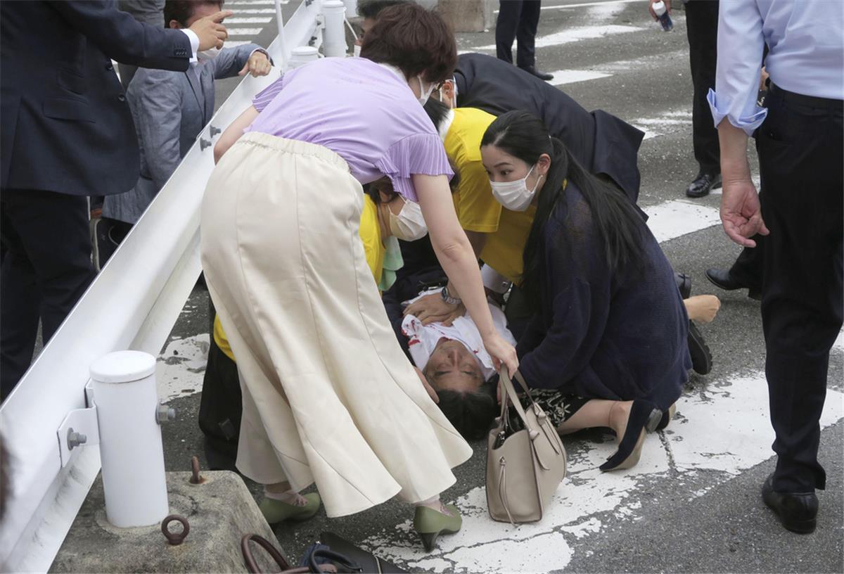 Japans Ex-Regierungschef Abe erschossen - Entsetzen in aller Welt Japans ehemaliger Premierminister Shinzo Abe liegt am Boden und wird medizinisch versorgt.