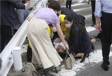 Japans ehemaliger Premierminister Shinzo Abe liegt am Boden und wird medizinisch versorgt.
