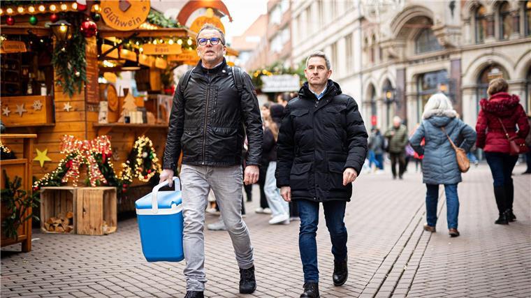 Auf jedem Weihnachtsmarkt werden Glühwein, Reibekuchen und Bratwürste von Lebensmittelkontrolleuren getestet. 