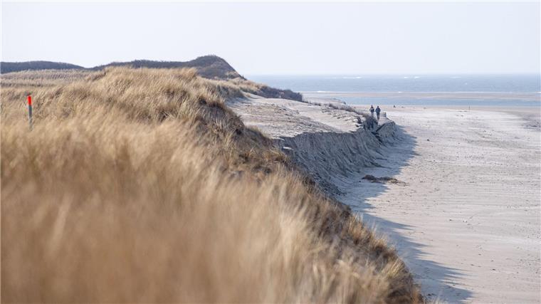 Auf Langeoog läuft die Sandaufspülung vor dem Pirolatal noch. (Archivbild)