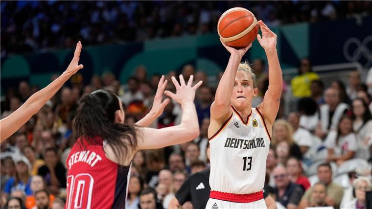 Trotz Ausfällen: Basketballerinnen wollen EM-Medaille Auf Leonie Fiebich kommt es bei der EM ganz besonders an.