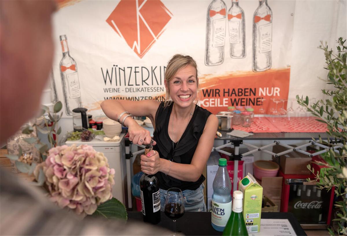 Weinfest geht am Sonntag weiter - dazu kommt Shopping-Vergnügen Auf nette Servicekräfte darf man sich beim Weinfest auch freuen.