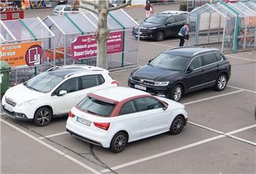 öffentlicher Parkplatz, Baumarkt