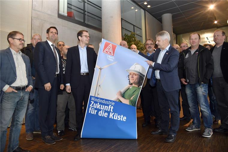 Auf Plakaten verbreiten sie Zuversicht: IG-Metall-Küstenchef Meinhard Geiken, Wirtschaftssenator Martin Günthner und Niedersachsens Wirtschaftsminister Olaf Lies (Bildmitte, von rechts).  Foto Scheschonka