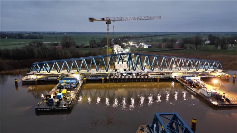 Neue Friesenbrücke komplett – letztes Bauteil eingesetzt Auf Pontons wurde das letzte große Brückenteil für die neue Friesenbrücke in Position gebracht.