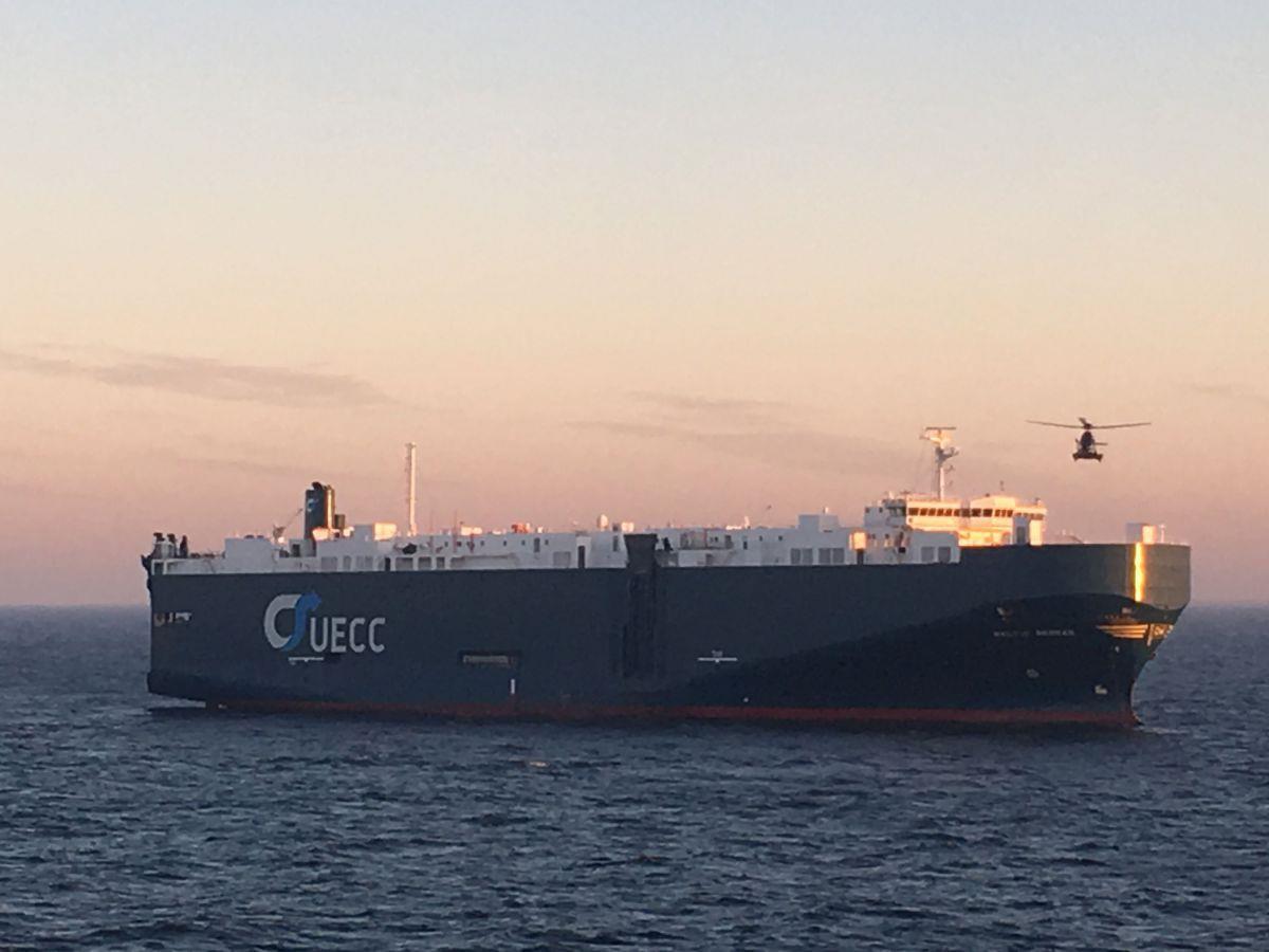Feuer an Bord: Autotransporter macht in Cuxhaven fest Auf See vor Helgoland: Ein Hubschrauber schwebt über dem Autotransportschiff "Baltic Breeze". Ein Brand im Maschinenraum hatte das Schiff, das beladen mit 3000 Autos auf dem Weg von Norwegen nach Cuxhaven war, manövrierunfähig gemacht.
