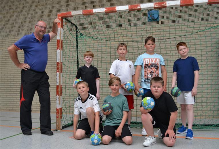 Da waren's nur noch vier Jugend-Handballteams in Spaden Auf sein E-Jugend-Team ist Sportwart Jürgen Schmitt (links) stolz: Die Jungs vom TV Gut Heil Spaden sind in dieser Saison Meister in der Regionsliga West geworden.