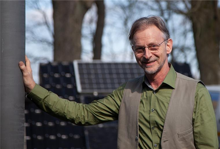 Ad Fontes: Sonnenenergie wird immer beliebter Auf seinem Firmengelände in Bad Bederkesa hat Andreas Bruske so viele Photovoltaikanlagen installiert, dass er neben dem eigenen Handwerksbetrieb rund 100 Privathaushalte mit Sonnenenergie versorgen kann.