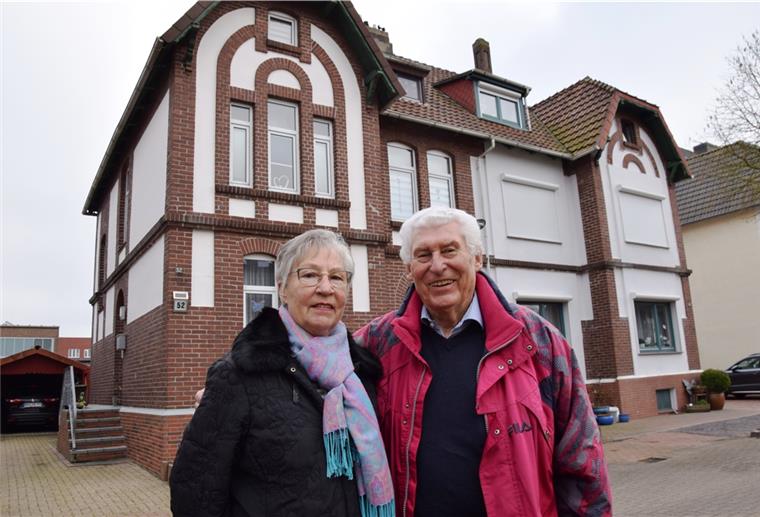 Warum die Stadt Nordenham ihren berühmtesten Sohn nicht würdigt Auf Spurensuche in der Heimatstadt: Traute und Fritz Jacob stehen vor dem Haus (linke Hälfte), in dem Roy Horn seine ersten Lebensjahre verbrachte. Es steht an der Connemannstraße und gehört somit zur sogenannten Kabelkolonnie.