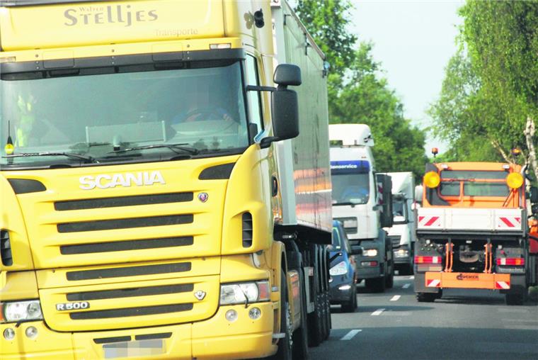 Wesertunnel-Sperrung: Hätte man das Verkehrschaos verhindern können? Auf Strecke zwischen Büttel und Holte wird es nach der Wesertunnel-Sperrung immer wieder voll.