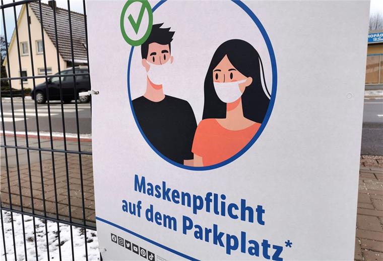 Auf Supermarkt-Parkplätzen gilt seit Anfang Dezember eine Maskenpflicht. Bei Verstößen kann es teuer werden.