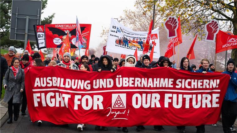 Auf Transparenten fordern sie den Erhalt aller Standorte und der Übernahmegarantie für Auszubildende.