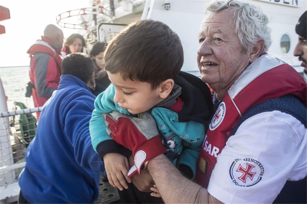Auf Veranlassung der griechischen Seenotleitung bringen die Seenotretter die Geretteten In Mytilini an Land. Foto Spalek