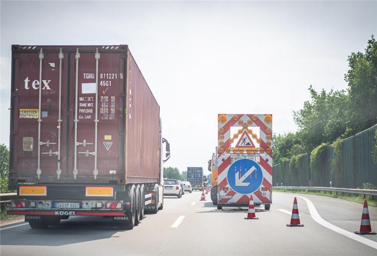 Auf Verkehrsteilnehmer in Bremerhaven kommen erneut Behinderungen zu. Die Autobahnbrücken an der Anschlussstelle Wulsdorf werden abgerissen und neu gebaut.