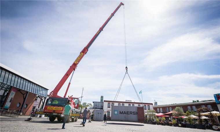 Aufbauarbeiten fürs "Kino im Hafen" in Bremerhaven. THW-Helfer sorgen für den richtigen Stand der Container.