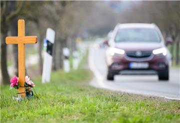 Auffällig bei den tödlichen Unfällen mit Straßenbäumen auf den Landstraßen seien die jüngeren Fahrerinnen und Fahre