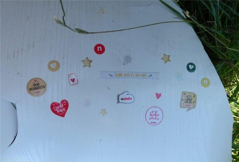 Illegale Abfallentsorgung in der Feldmark Sievern Auffällige Sticker befinden sich an einem Möbelstück.