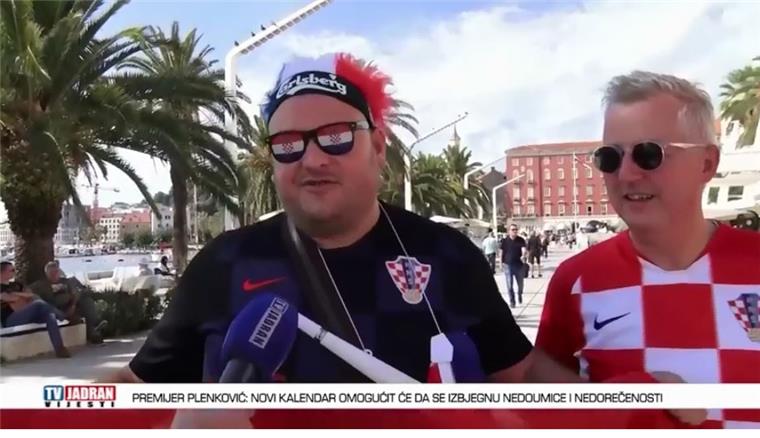 Bremerhavener Fußballfans schaffen es ins kroatische Fernsehen Auffällige Typen: Die Bremerhavener Tino Vujevic (links) und Thomas Hildebrand im Interview des kroatischen Senders TV Jadron.