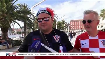 Auffällige Typen: Die Bremerhavener Tino Vujevic (links) und Thomas Hildebrand im Interview des kroatischen Senders TV Jadron.