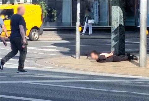 Aufgenommen vor der Festnahme des 21-Jährigen: Er wartet auf die Polizei.