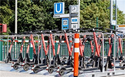 Aufgereiht stehen die E-Scooter des Verleihers Voi, hier in Hamburg, bereit zum Losdüsen. Ab Donnerstag soll es auch in Bremen losgehen. 