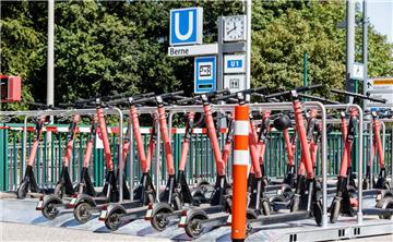 Aufgereiht stehen die E-Scooter des Verleihers Voi, hier in Hamburg, bereit zum Losdüsen. Ab Donnerstag soll es auch in Bremen losgehen. 