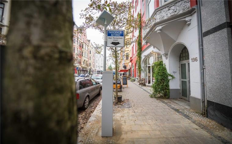 Aufgestellte Parscheinautomaten an den Bordsteinen entlang des Fußweges in der Alten Bürger. 