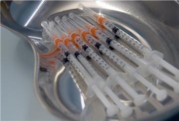 Aufgezogene Spritzen mit dem Biontech-Impfstoff gegen das Coronavirus liegen in einer Schale in einer Hausarztpraxis. Möglichst schnell und möglichst viele Menschen sollen geimpft werden. Einige Hausärzte kommen aktuell an ihre Grenzen.