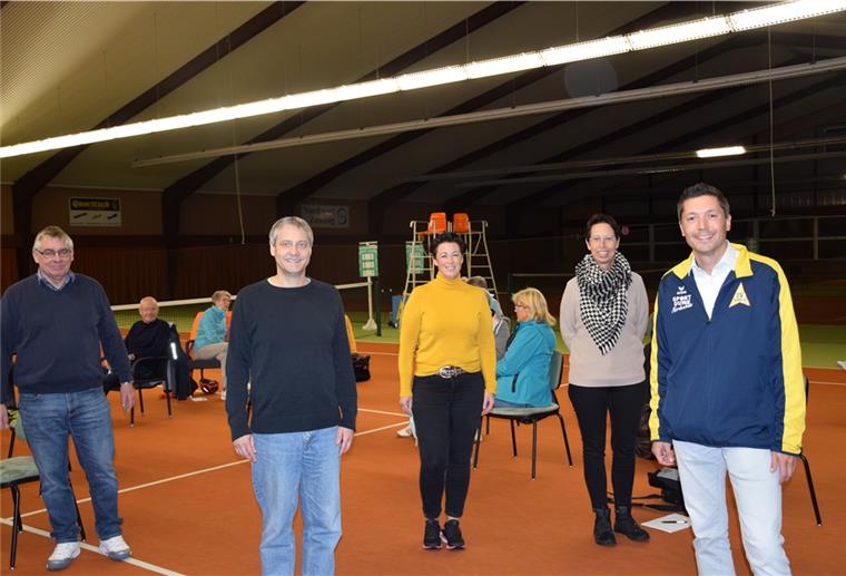 Aufgrund der Corona-Pandemie hat die Jahreshauptversammlung des SV Nordenham in der Tennishalle stattgefunden. Bei der Sitzung wurde auch der designierte Geschäftsführer Tammo Seltmann (Zweiter von links) vom Vorstand um Friedrich Holzreiter (von links), Ulrike Buchholz, Birgit Ehmann und Ansgar Engling vorgestellt. Aus privaten Gründen fehlte Vorstandsmitglied Stefan Plewka.