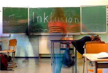 Aufgrund der geringen Nachfrage für den Förderbereich Lernen dürfen in der Janusz-Korczak-Schule Zeven keine Schüler mehr in die fünfte Klasse aufgenommen werden. Förderschullehrer unterstützen die Lehrkräfte in den Regelschulen bei der Inklusion.