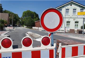 Aufgrund der wegen Straßenarbeiten gesperrten Straße zwischen Neuenwalde und Krempel verkehrt während der Sommerferien kein Linienbus.