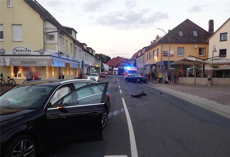 Aufgrund des Unfalls war die Bremer Straße in Scheeßel für fast zwei Stunden voll gesperrt.