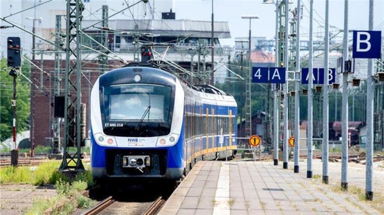 Ein Zug an einem Bahnhof.  Aufgrund von Bauarbeiten werden auf der RS 2 zwischen Bremen und Bremerhaven-Lehe mehrere Zugverbindungen durch Busse ersetzt.